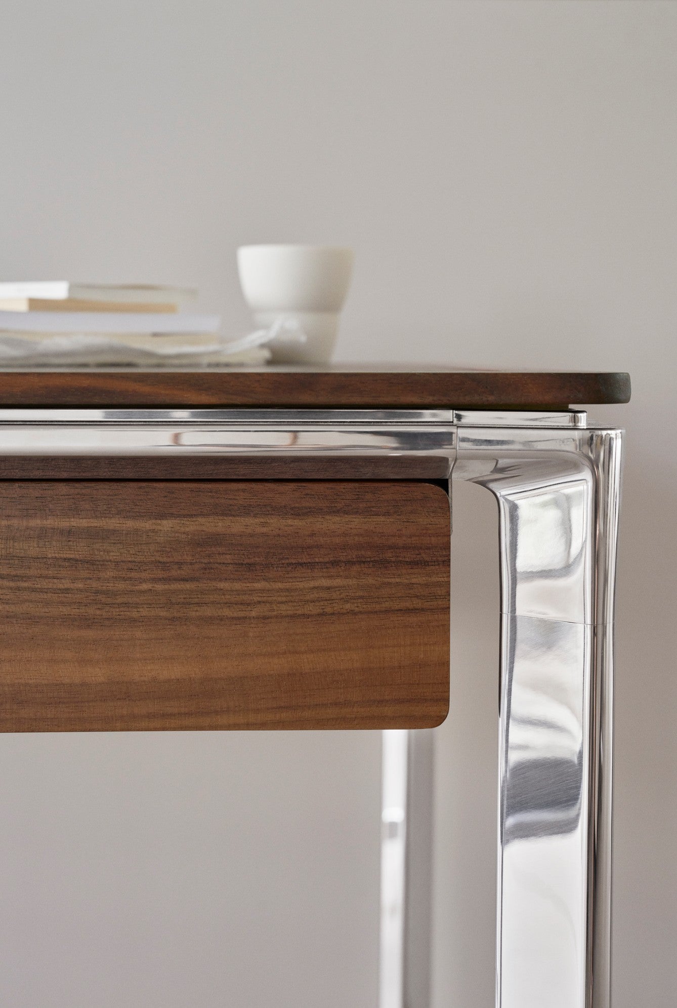 Schreibtisch STUDIO grüner Lederoberfläche mit Nussbaumrahmen und Aluminiumfuß