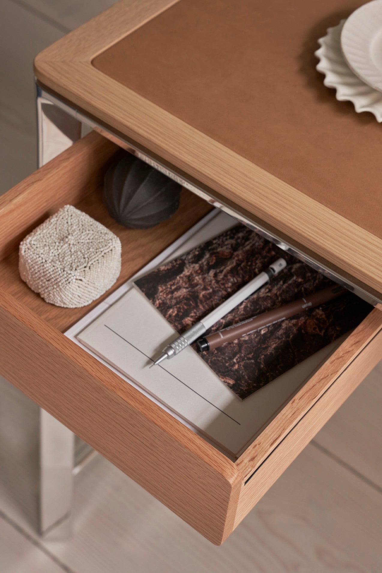 Schreibtisch STUDIO grüner Lederoberfläche mit Nussbaumrahmen und Aluminiumfuß