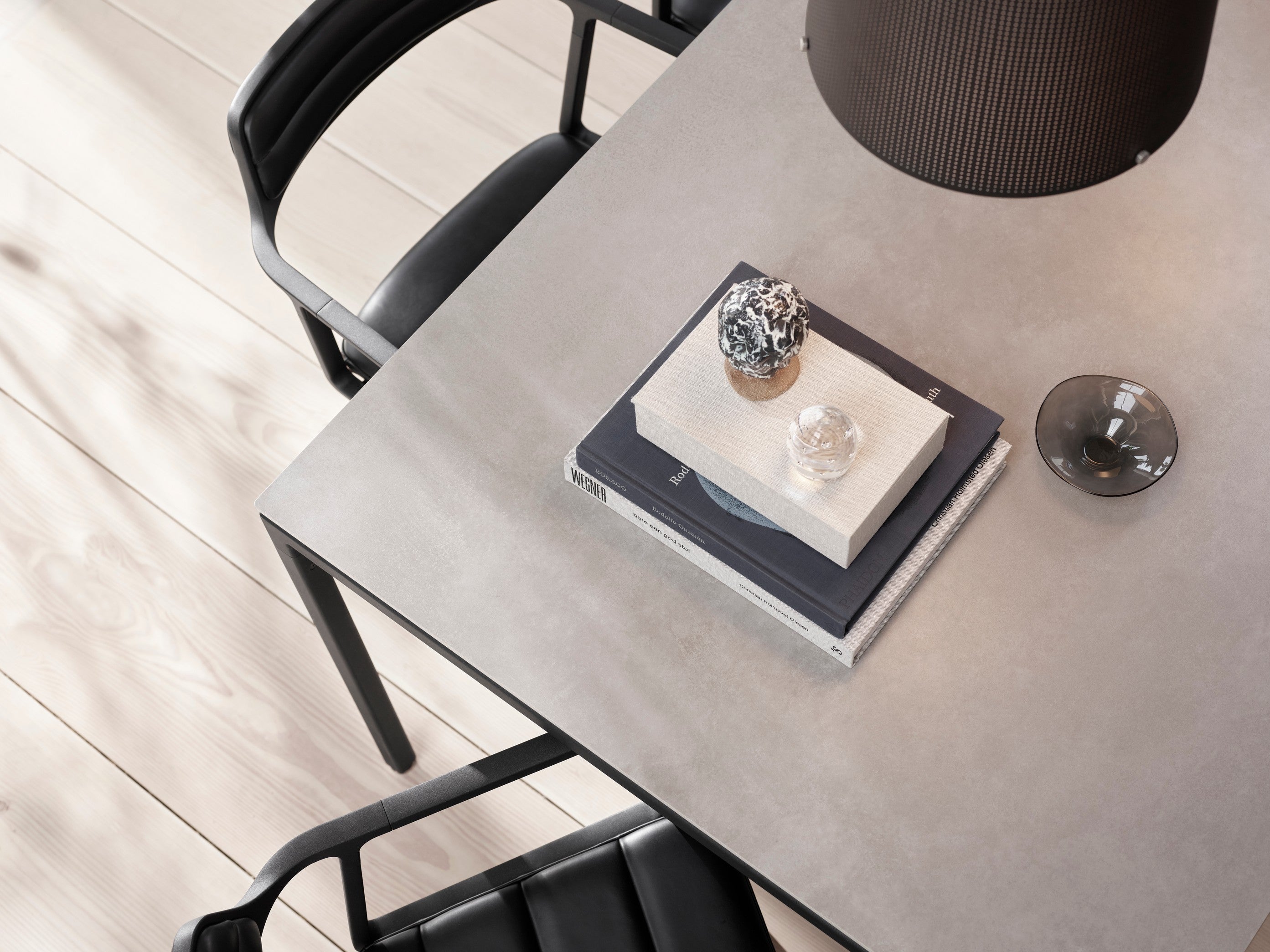 Stół 971 szary ceramiczny blat z ciemną stalową podstawą – Vipp