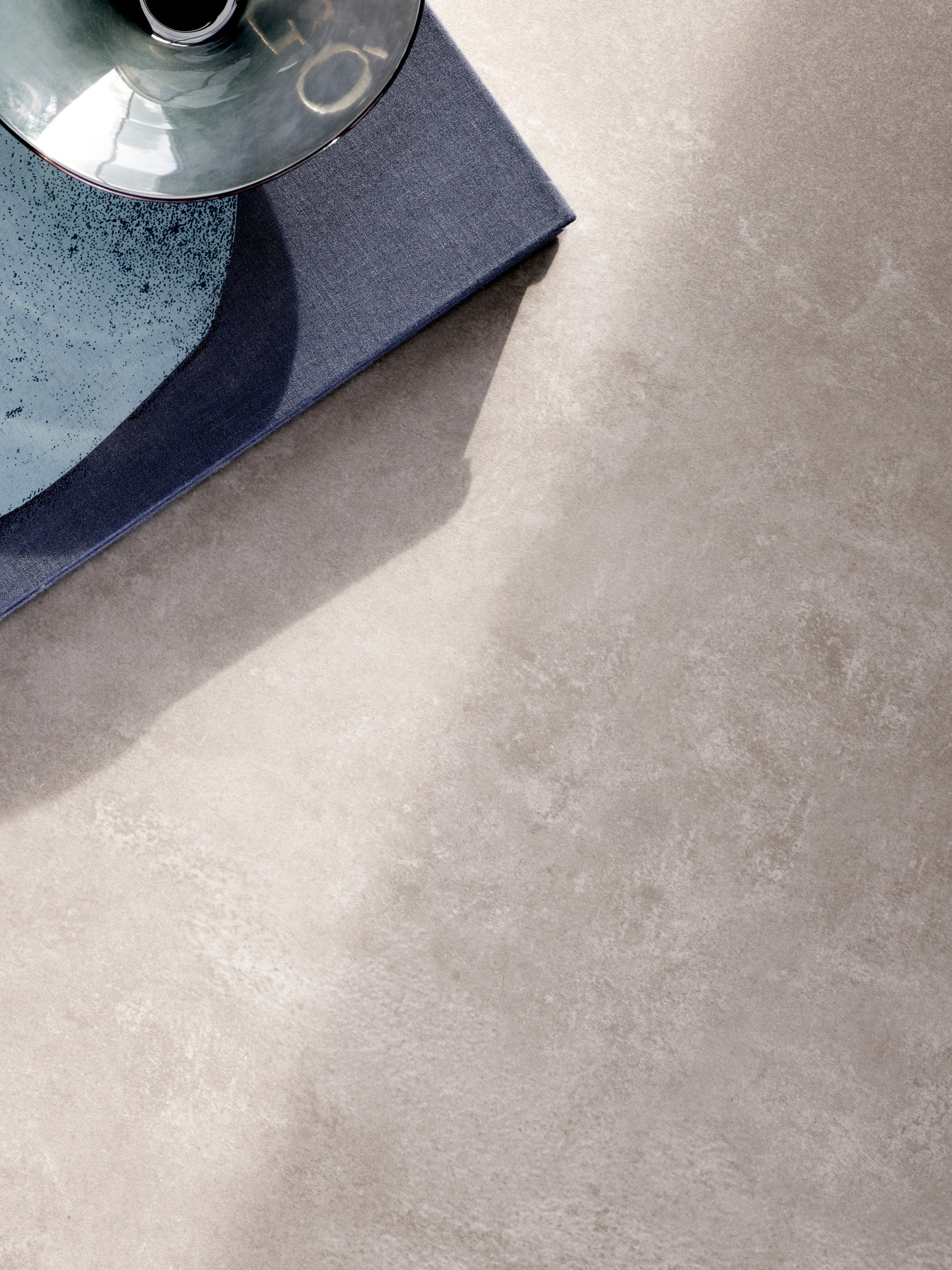 Stół 971 szary ceramiczny blat z ciemną stalową podstawą – Vipp