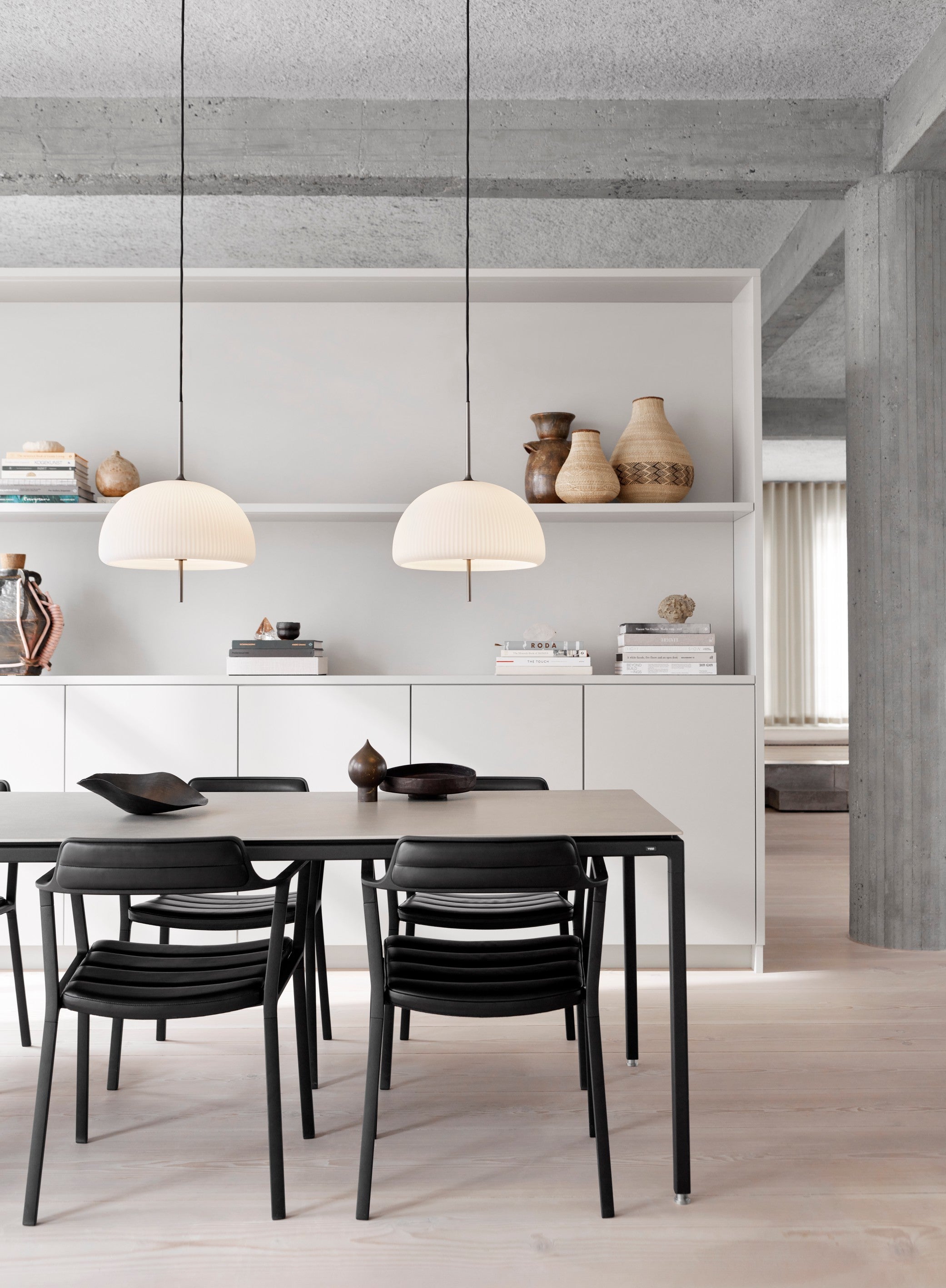 Stół 971 szary ceramiczny blat z ciemną stalową podstawą – Vipp