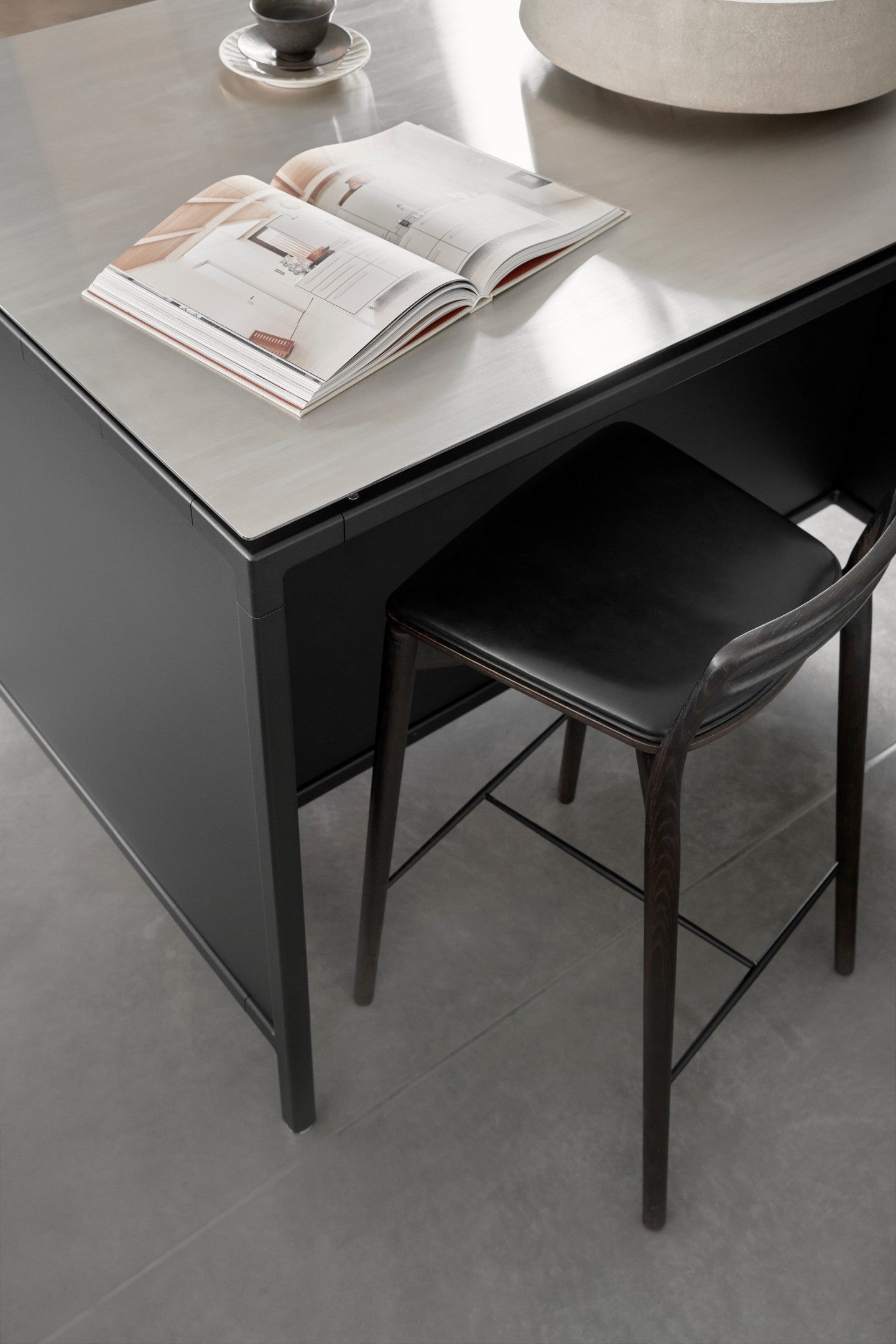 Hocker CABIN schwarze Leder mit dunklem Eichenfuß