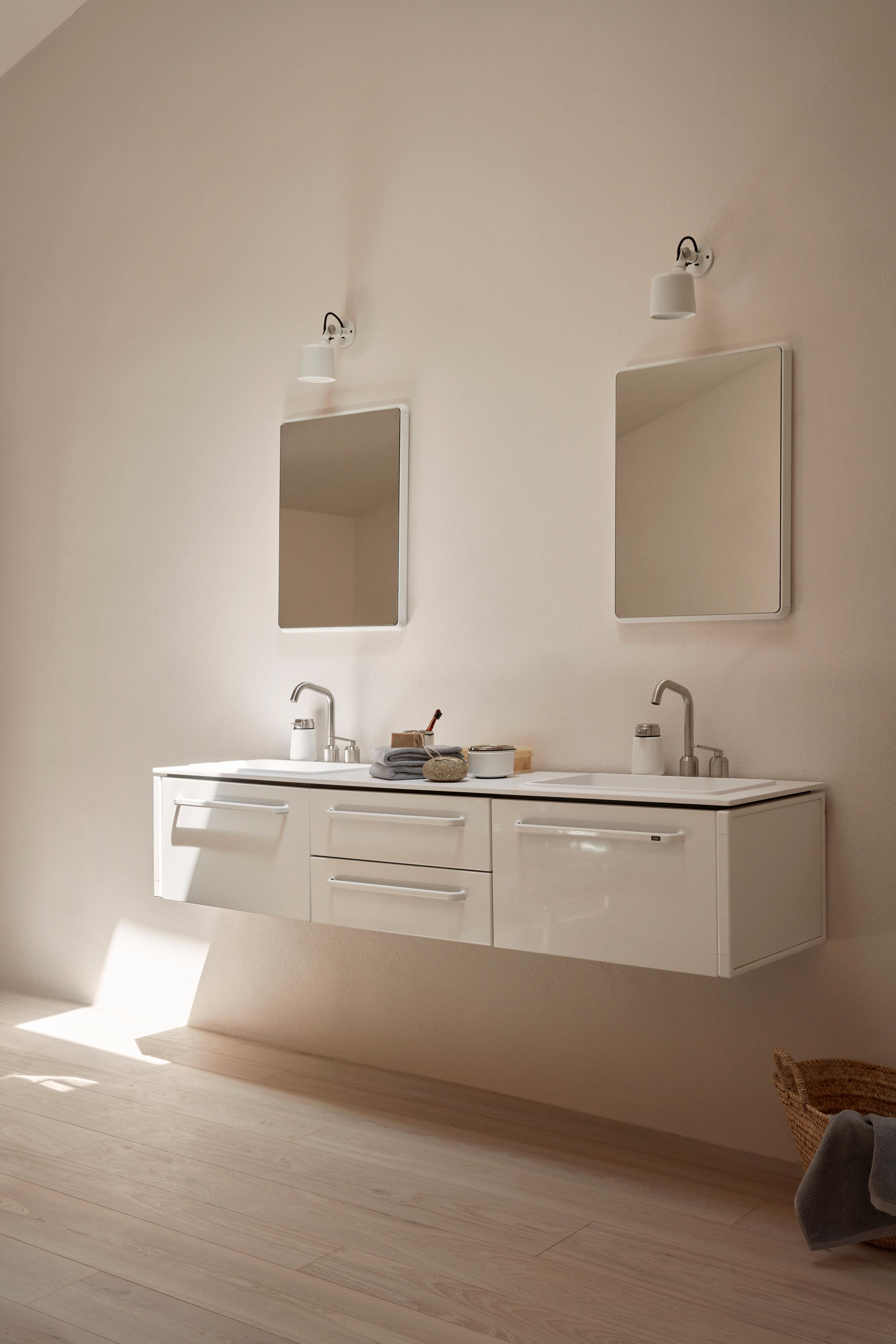 Badezimmerspiegel VIPP mit weißem Aluminiumrahmen