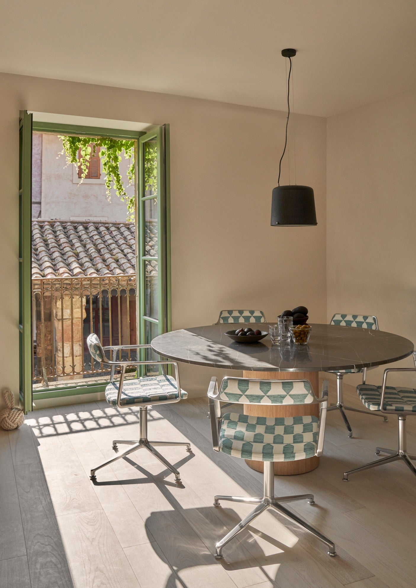 Bürostuhl 452 – LAGRASSE blau und weiß mit Metallbasis