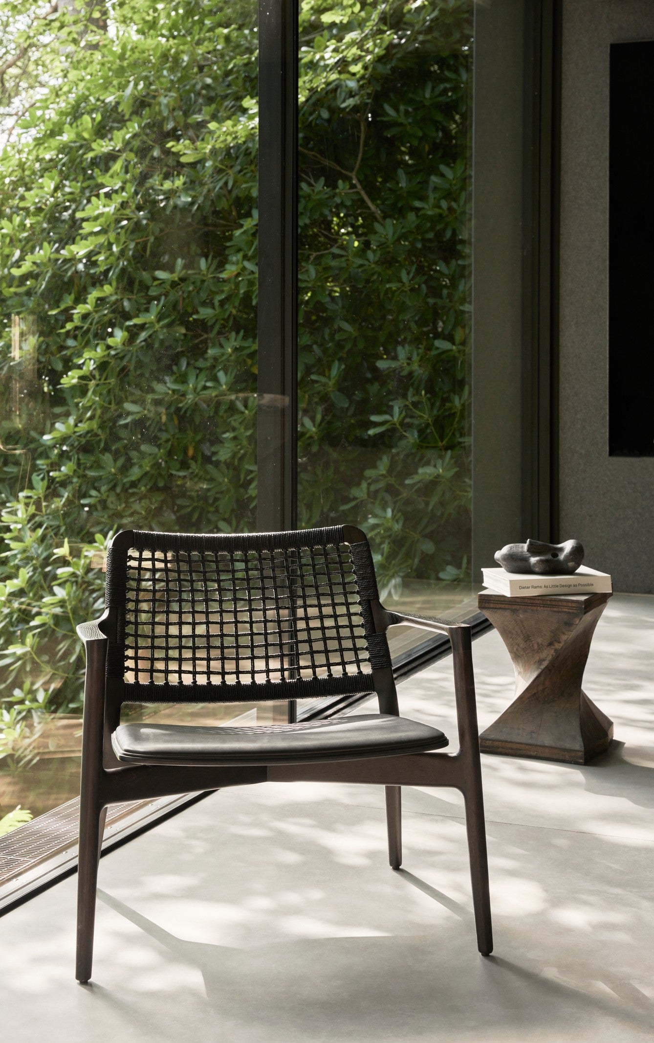 Sessel CABIN schwarze Leder mit dunklem Eichenfuß