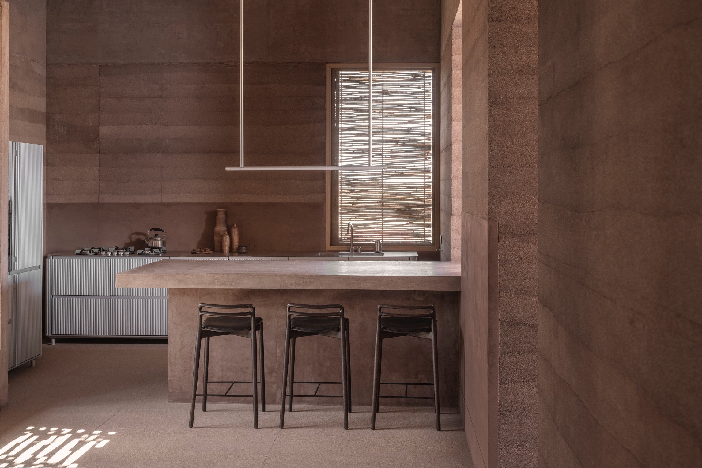 Hocker CABIN schwarze Leder mit dunklem Eichenfuß