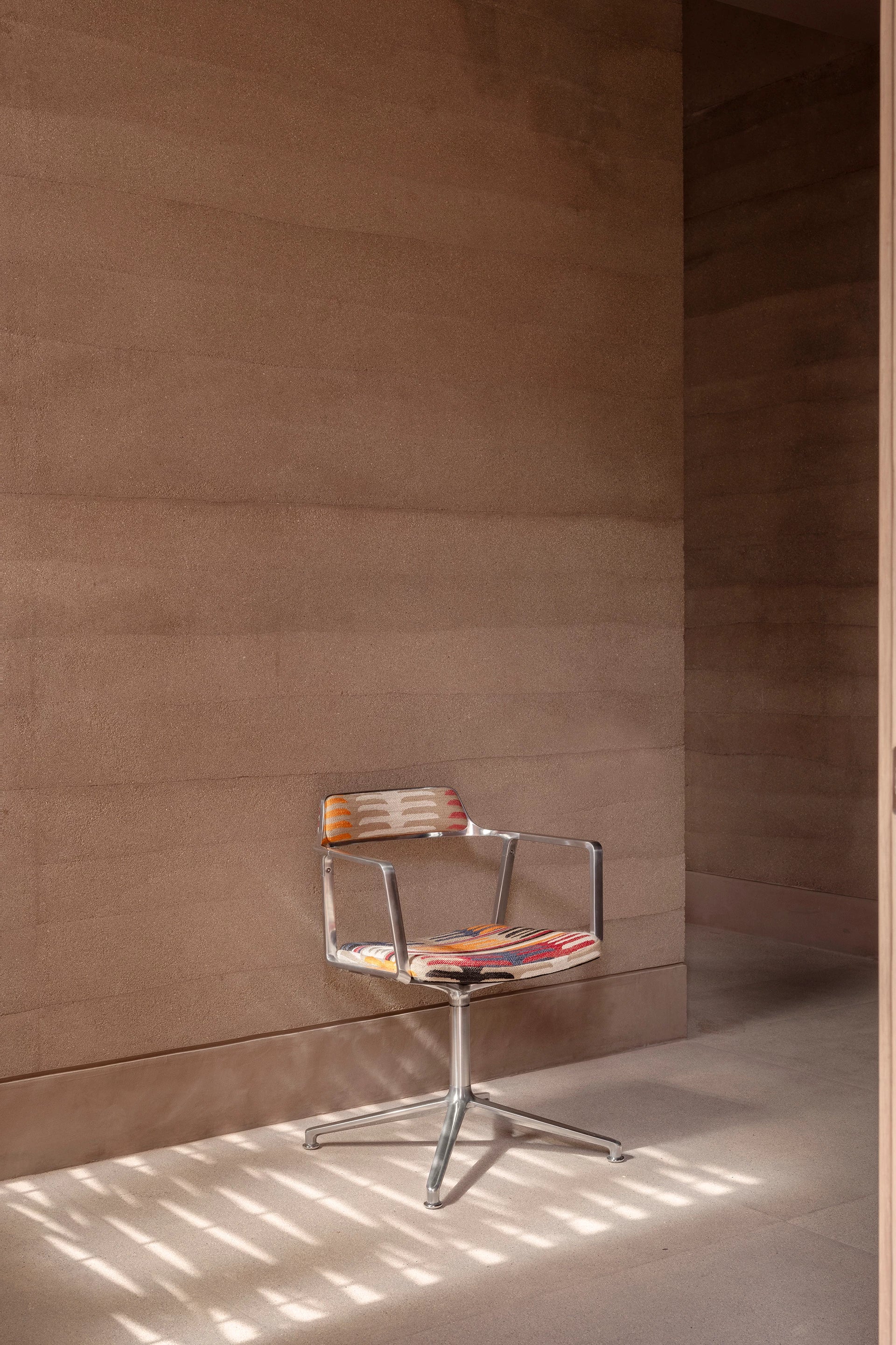 Office chair 452 - TODOS SANTOS in blue and orange with a metal base