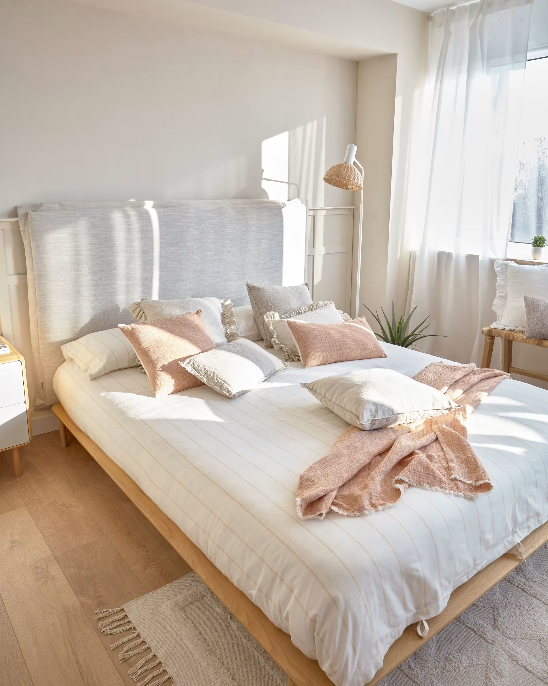 Łóżko ANIELLE lite drewno jesionowe La Forma    Eye on Design