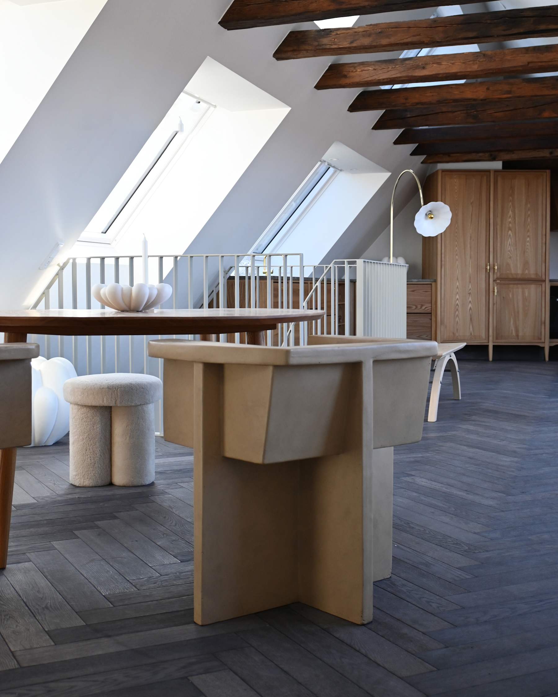Stołek w tkaninie Sheepskin BIG FOOT piaskowy – taboret