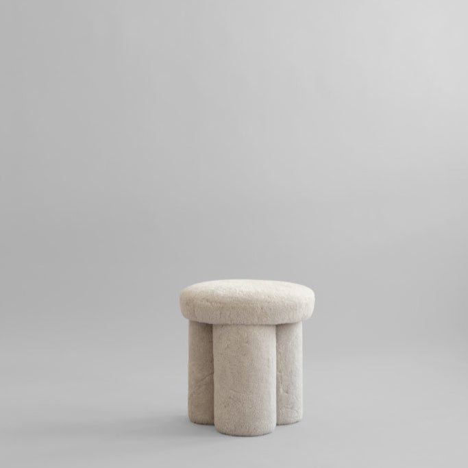 Stołek w tkaninie Sheepskin BIG FOOT piaskowy do kuchni – 101 Copenhagen