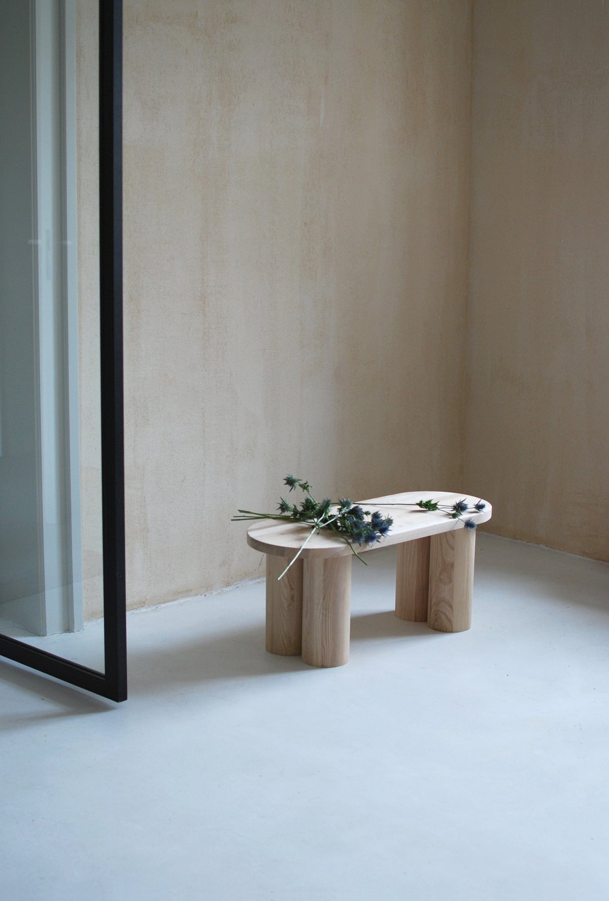 Stolik kawowy LESS jesion Salak    Eye on Design
