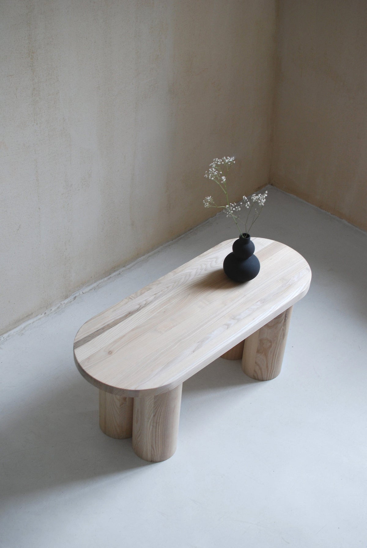 Stolik kawowy LESS jesion Salak    Eye on Design