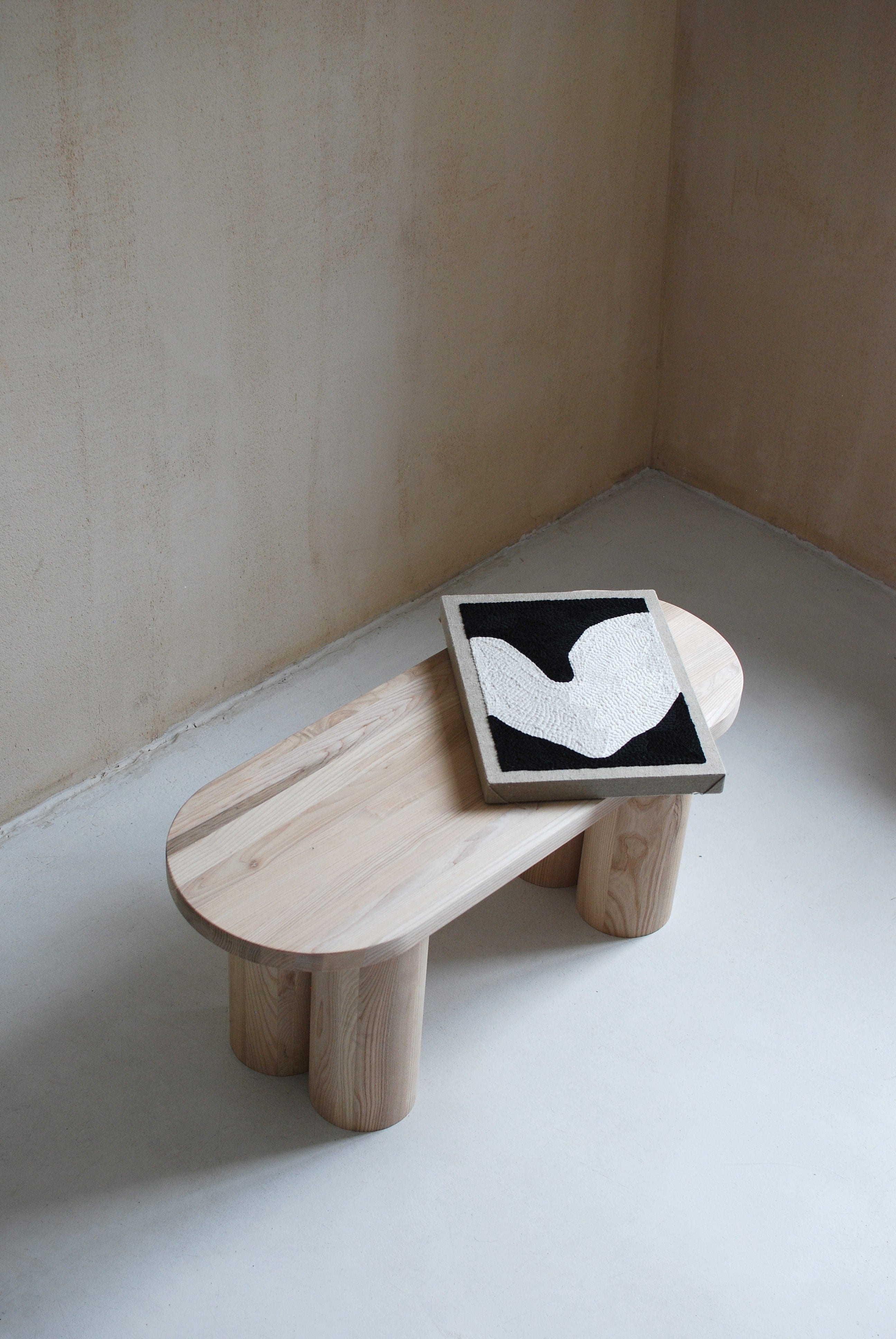 Stolik kawowy LESS jesion Salak    Eye on Design