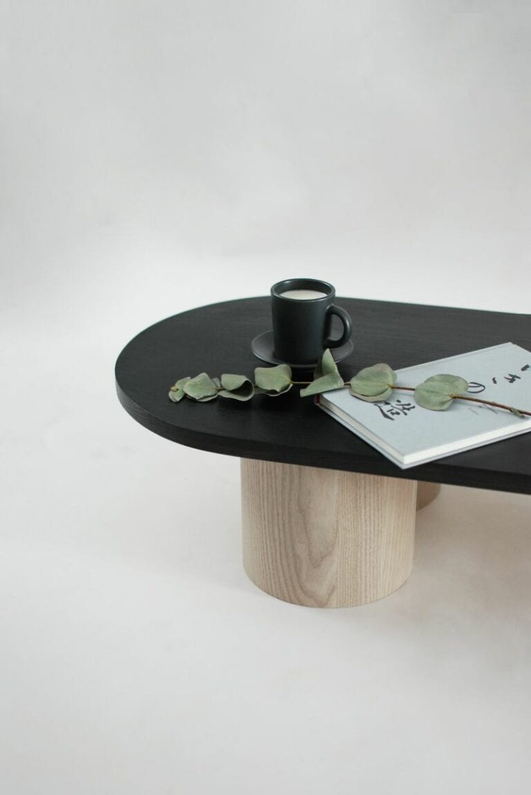 Stolik kawowy LESS jesion Salak    Eye on Design