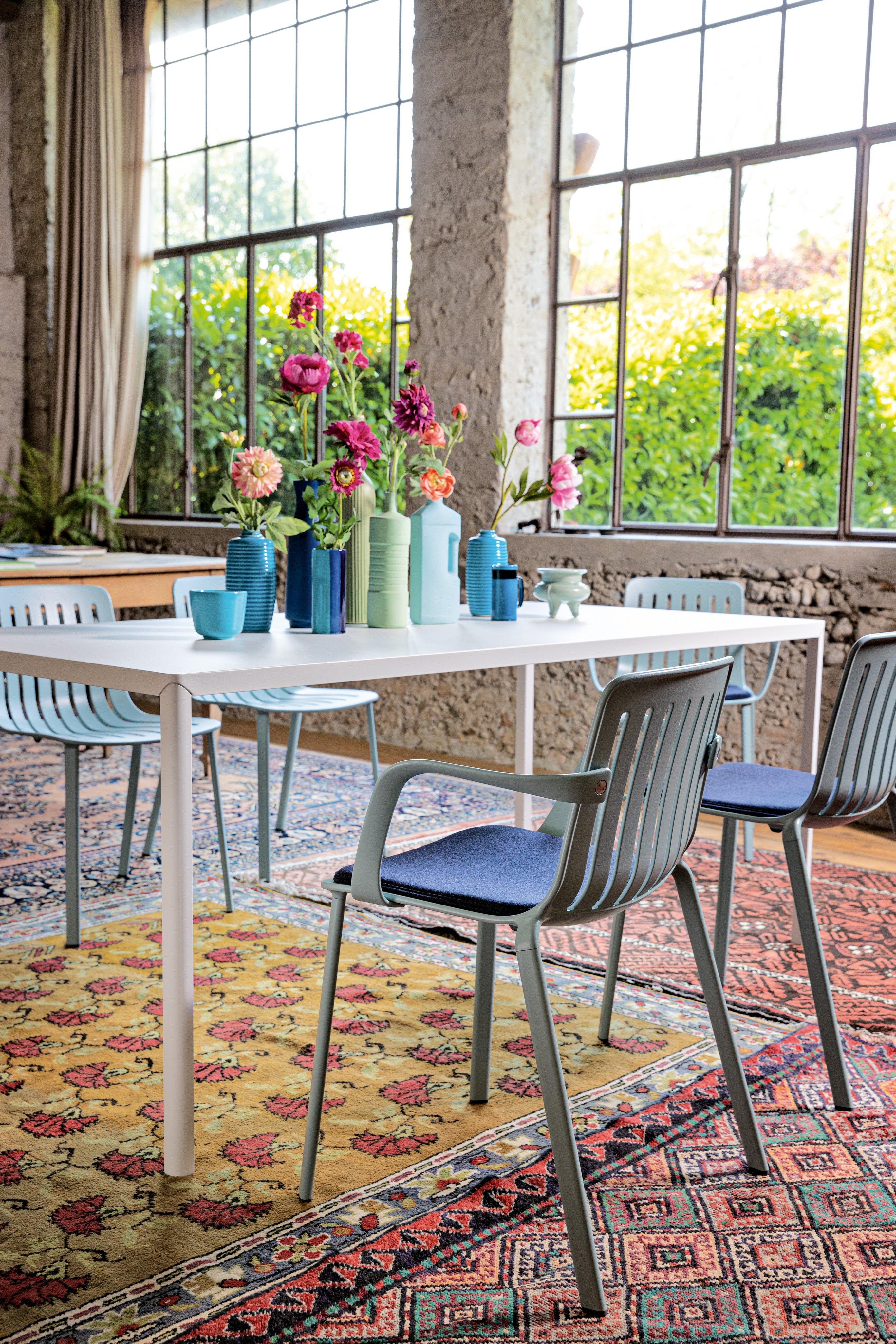 Krzesło zewnętrzne z podłokietnikami PLATO jasnoniebieski Magis    Eye on Design