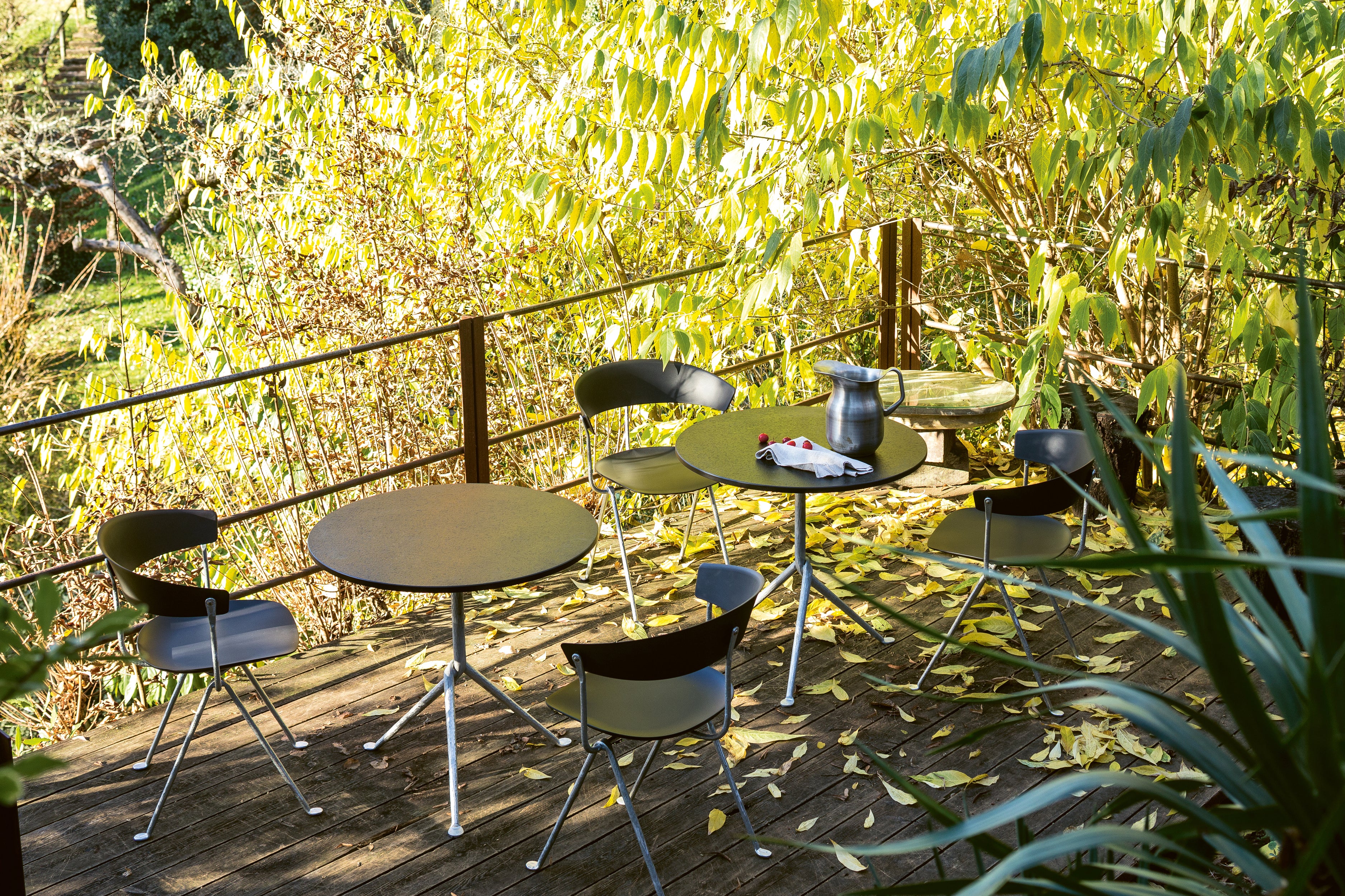 Krzesło OFFICINA antracytowa rama czarna skóra Magis    Eye on Design