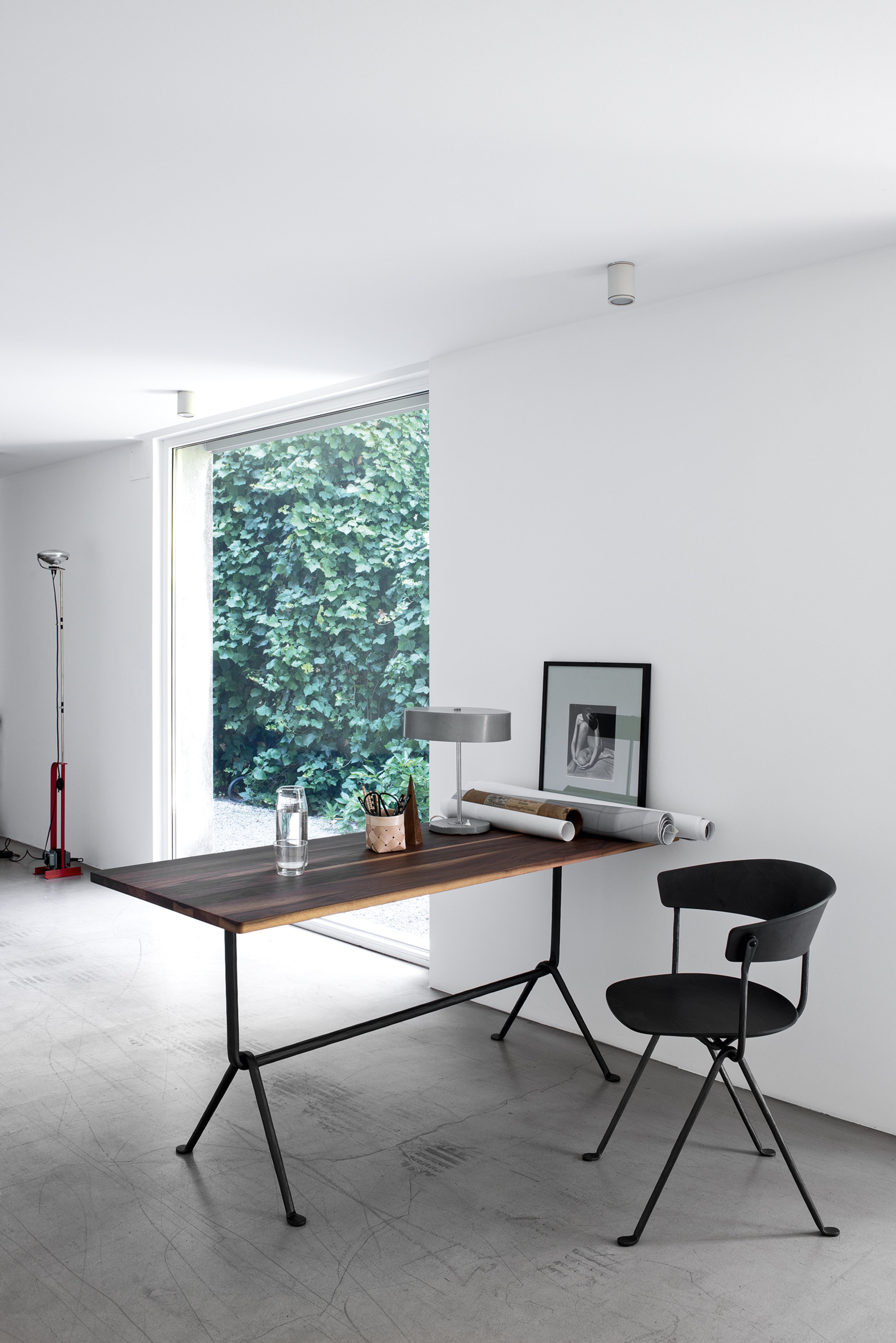 Krzesło OFFICINA antracytowa rama czarna skóra Magis    Eye on Design