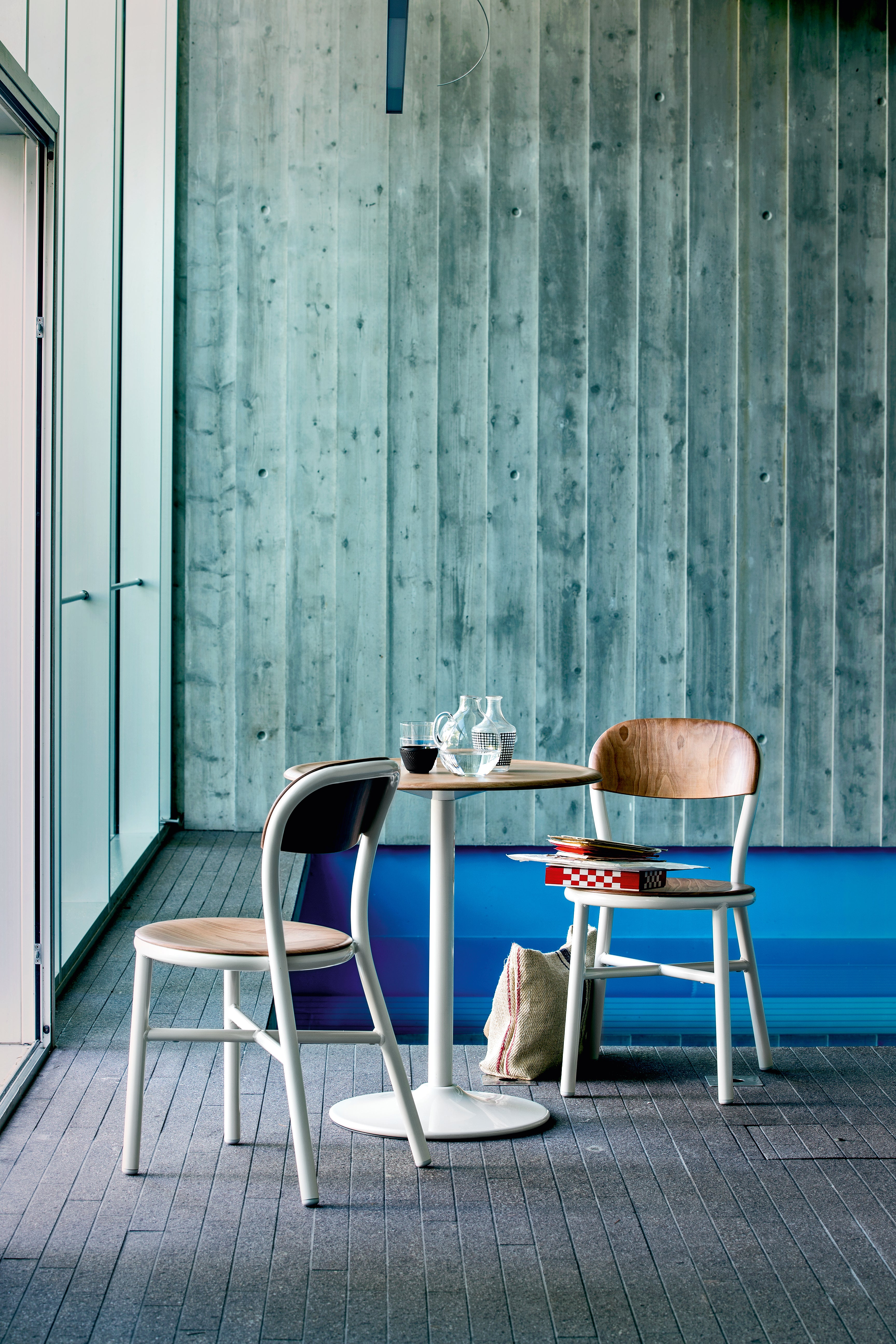 Krzesło PIPE z drewnianymi elementami czarny Magis    Eye on Design