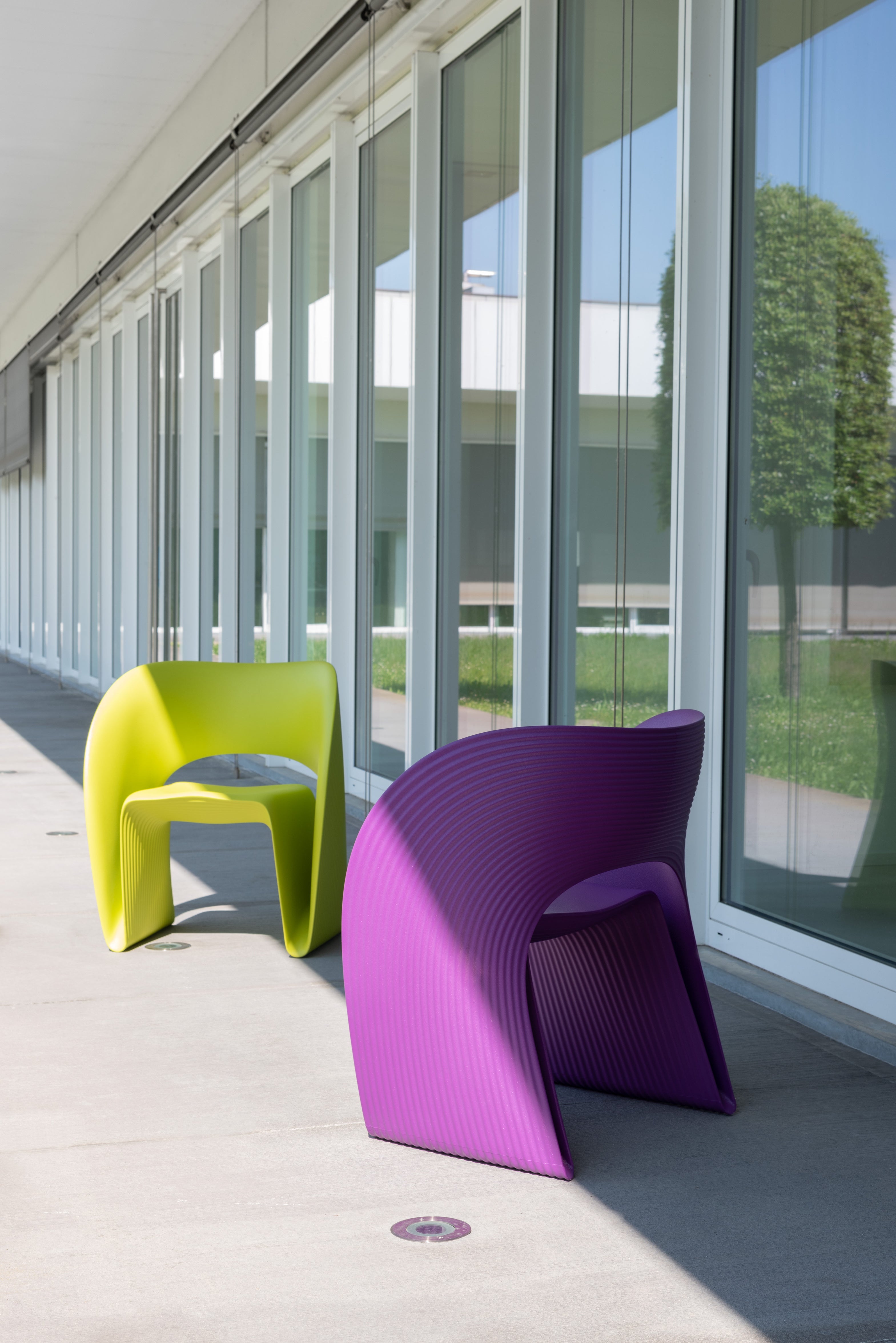 Niskie krzesło RAVIOLO ciemnozielony Magis    Eye on Design